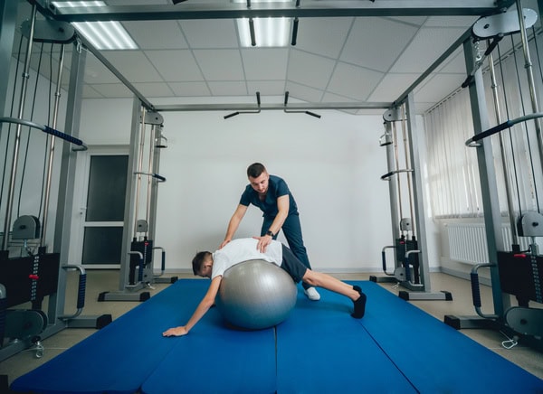 Krankengymnastik am Gerät (KGG): Individuelles Training gegen Schmerzen und Bewegungseinschränkungen mit Physiotherapie