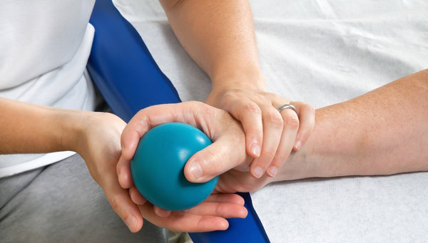 Handrehabilitation: Wenn jede Bewegung zählt – gezielte Physiotherapie für mehr Fingerfertigkeit